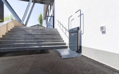 LSM Mobility Plateforme monte-escalier gris clair installée devant un escalier extérieur. Le design moderne assure l'accessibilité. Nouveau design pour nos plateformes monte-escalier.