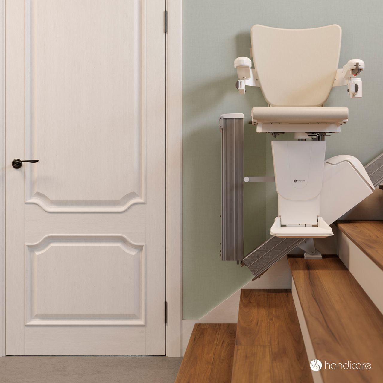 LSM Mobility Monte-escalier blanc Handicare installé près d'une porte blanche, offrant une solution pour libérer votre palier inférieur.