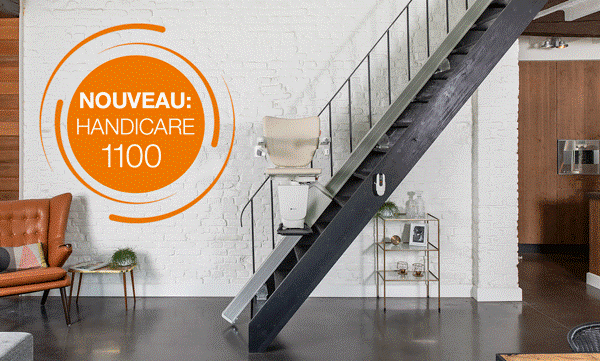 LSM Mobility Un monte-escalier Handicare 1100 installé sur un escalier moderne en bois noir dans un intérieur lumineux et design. Le fauteuil beige est visible. Nouveau Handicare 1100.