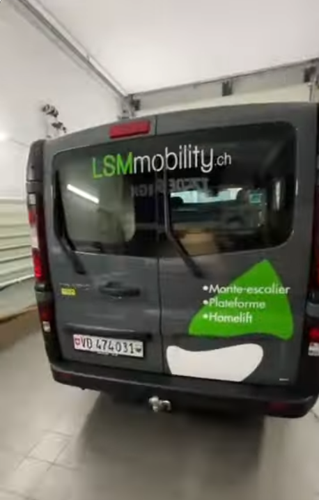 LSM Mobility Arrière d'un nouveau véhicule gris LSMobility.ch, affichant le logo vert "Monte-escalier, Plateforme, Homelift" et la plaque d'immatriculation VD 474031.