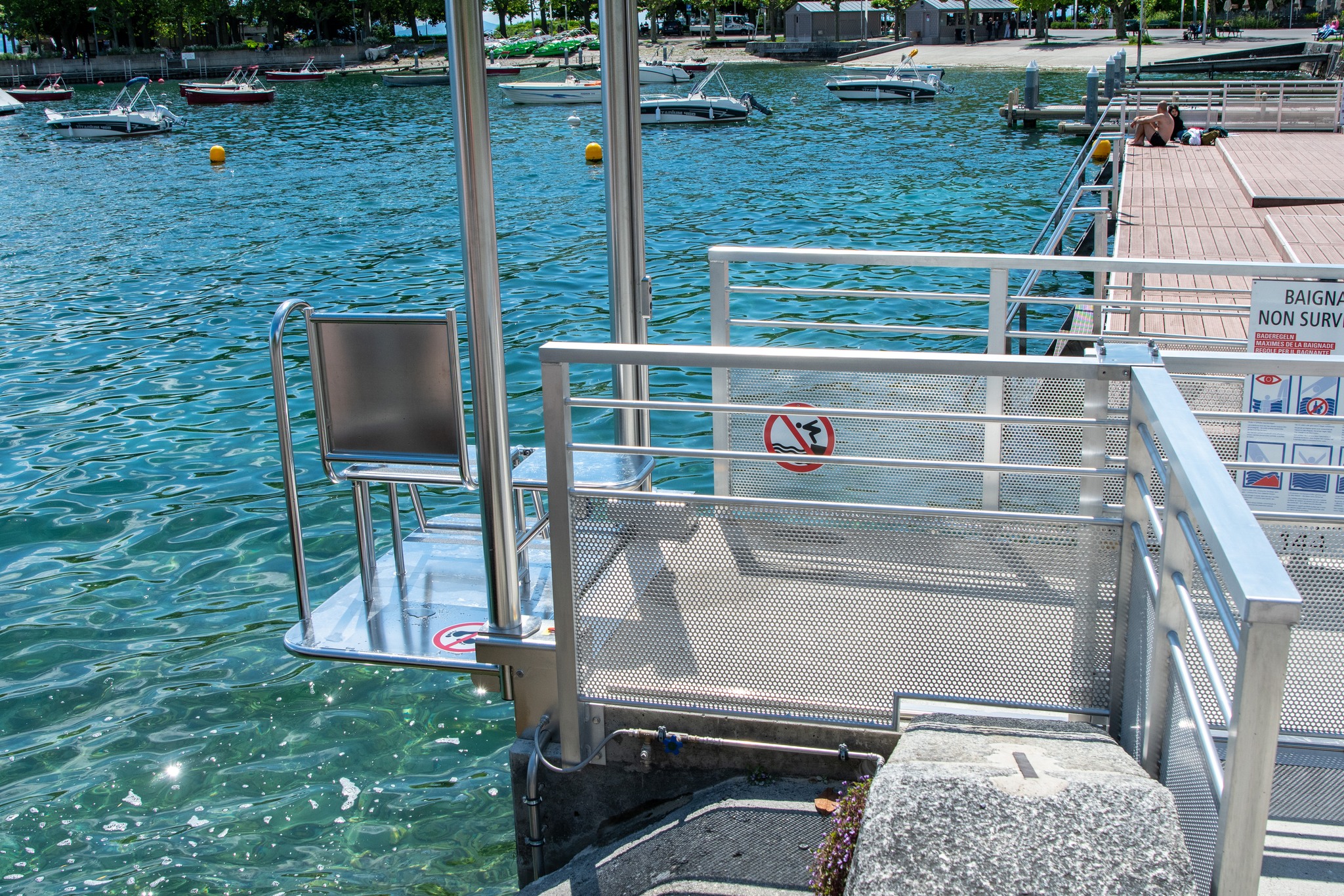 LSM Mobility Accès facilité à l'eau au bord du lac Léman, Lausanne. Plateforme avec signalétique interdisant de plonger. Baignade non surveillée. Un joli projet réalisé avec la Ville de Lausanne.