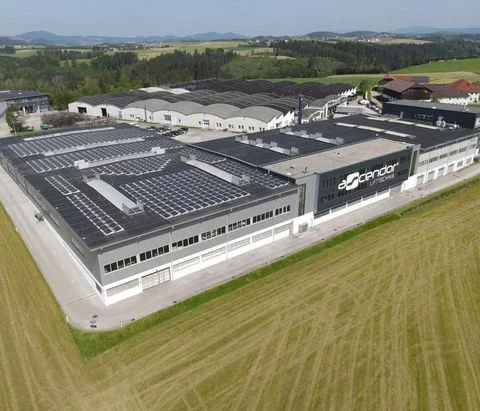 LSM Mobility Bâtiment moderne avec panneaux solaires sur le toit et logo "ascendor LIFTTECHNIK